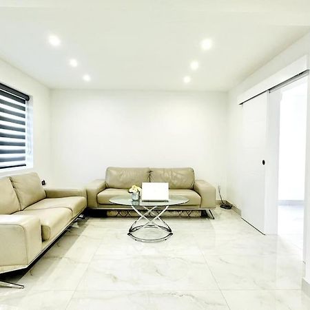 Beautiful 3 Bedroom House In London -Ensuite Bed Room Twickenham Bagian luar foto
