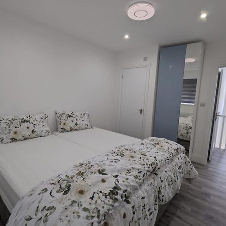 Beautiful 3 Bedroom House In London -Ensuite Bed Room Twickenham Bagian luar foto