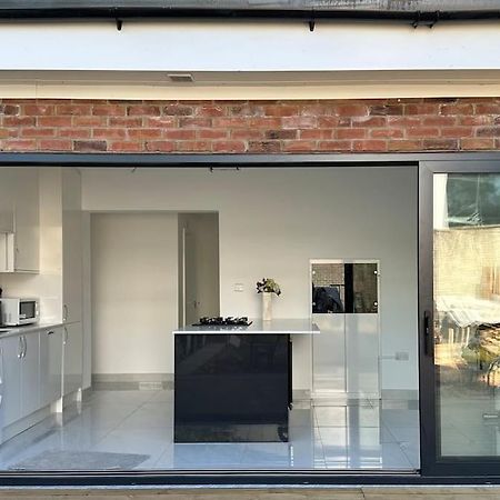 Beautiful 3 Bedroom House In London -Ensuite Bed Room Twickenham Bagian luar foto