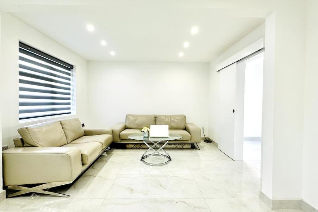 Beautiful 3 Bedroom House In London -Ensuite Bed Room Twickenham Bagian luar foto