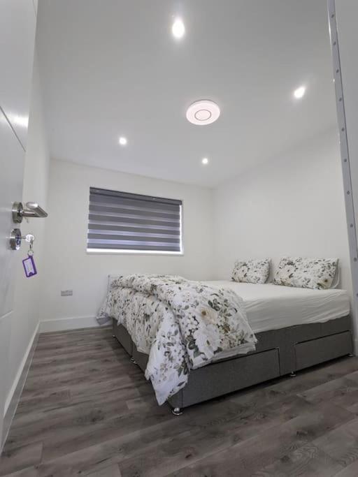 Beautiful 3 Bedroom House In London -Ensuite Bed Room Twickenham Bagian luar foto