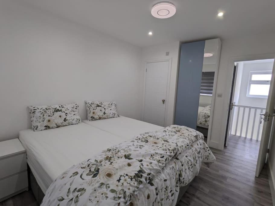 Beautiful 3 Bedroom House In London -Ensuite Bed Room Twickenham Bagian luar foto