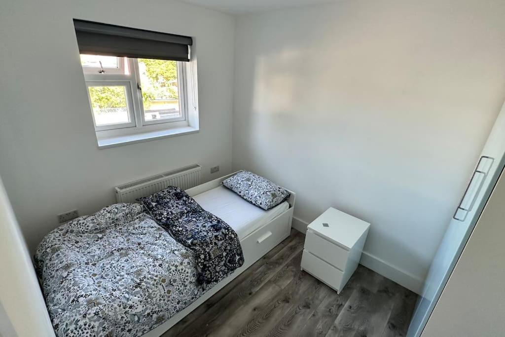 Beautiful 3 Bedroom House In London -Ensuite Bed Room Twickenham Bagian luar foto
