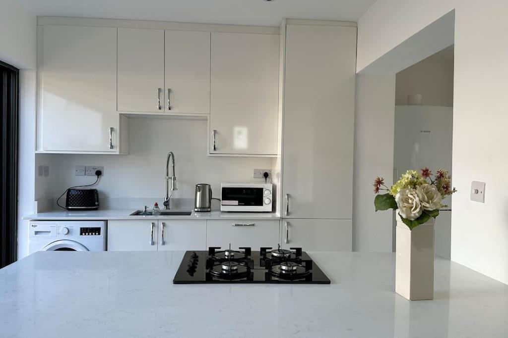 Beautiful 3 Bedroom House In London -Ensuite Bed Room Twickenham Bagian luar foto