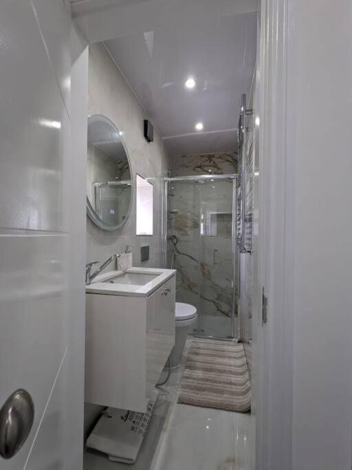 Beautiful 3 Bedroom House In London -Ensuite Bed Room Twickenham Bagian luar foto