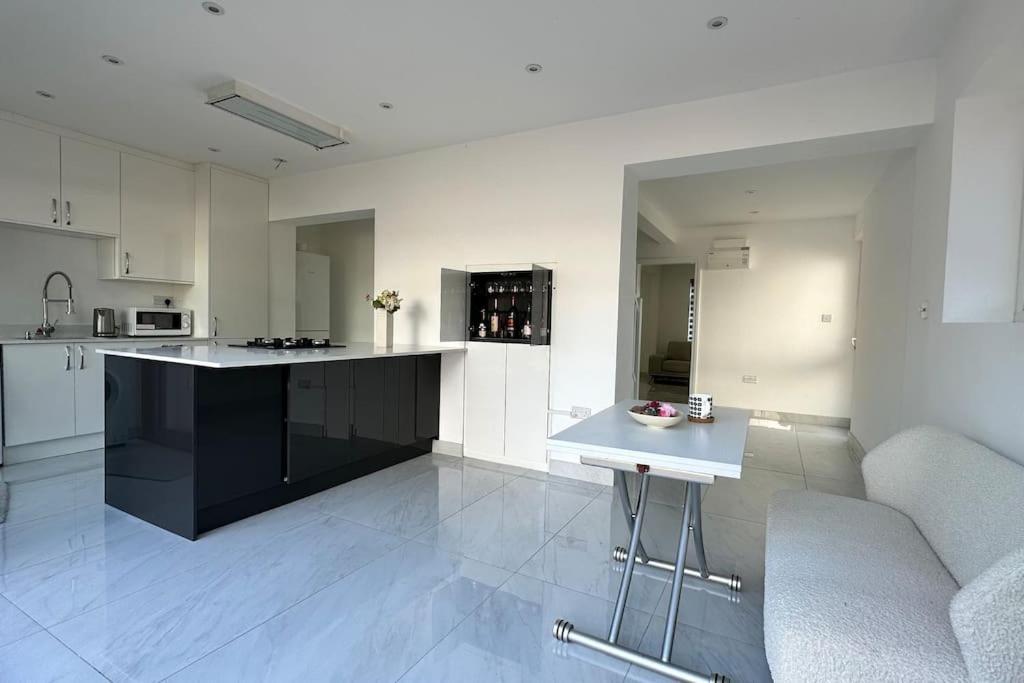 Beautiful 3 Bedroom House In London -Ensuite Bed Room Twickenham Bagian luar foto