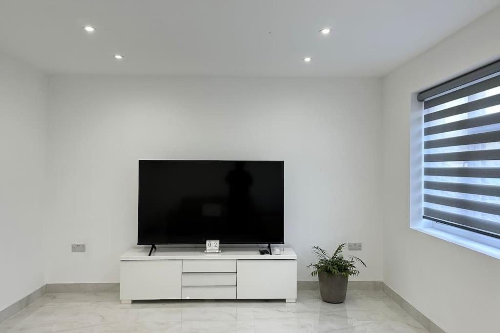 Beautiful 3 Bedroom House In London -Ensuite Bed Room Twickenham Bagian luar foto