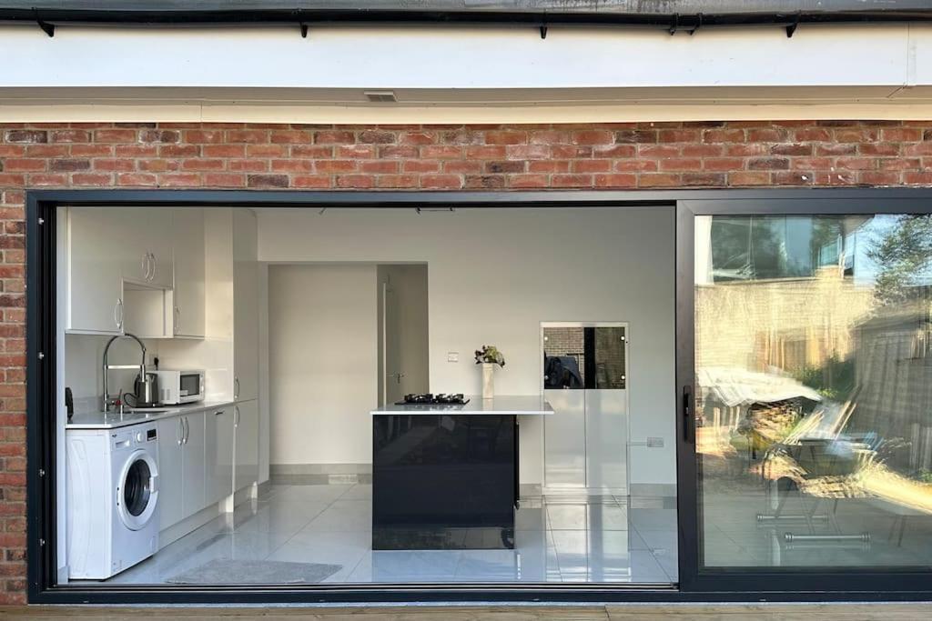 Beautiful 3 Bedroom House In London -Ensuite Bed Room Twickenham Bagian luar foto