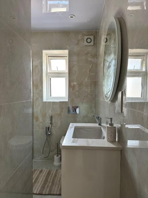 Beautiful 3 Bedroom House In London -Ensuite Bed Room Twickenham Bagian luar foto
